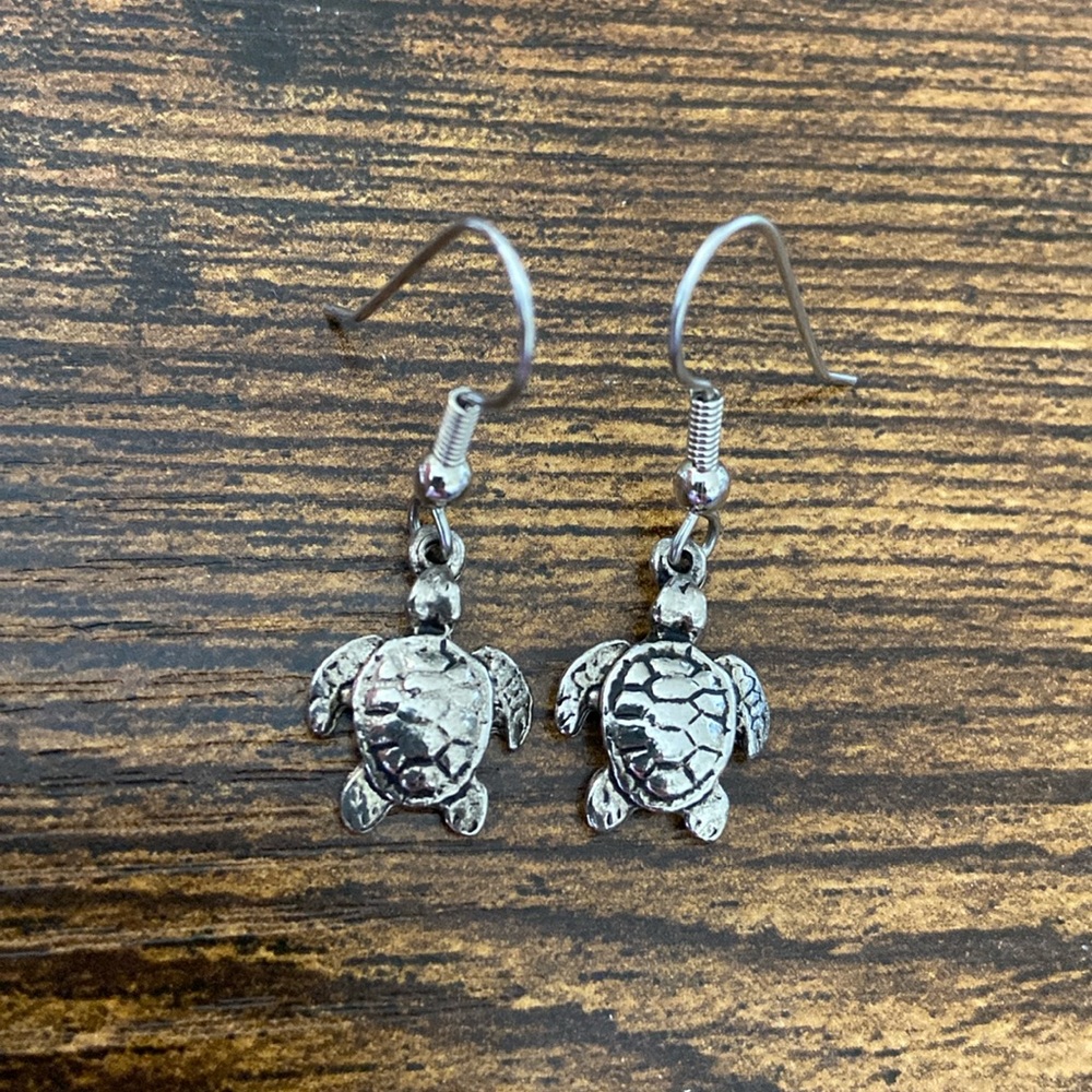 Baby Sea Turtle Honu Earrings Dangling (unmarked sterling silver 925)